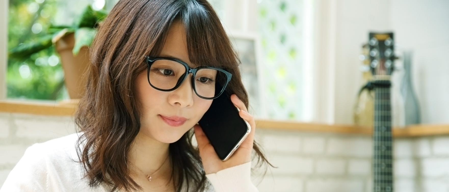 スマートフォンで通話する女性